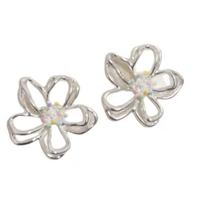 Elegantes pendientes de botón con flor hueca plateada y detalles de colores para mujer