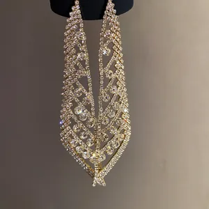 Vue détaillée de ces magnifiques boucles d'oreilles pendantes en forme de feuille.