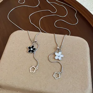 Primo piano di collane a fiori con centri di perle e catene regolabili