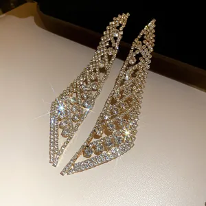 Gros plan de boucles d'oreilles à pampilles en strass étincelantes et brillantes