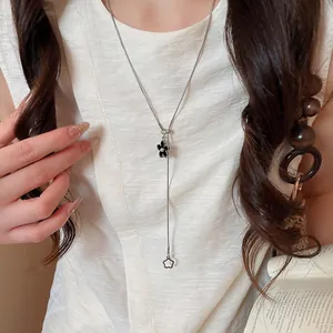 Vista dettagliata di una collana lariat regolabile in stile coreano con ciondoli a fiore