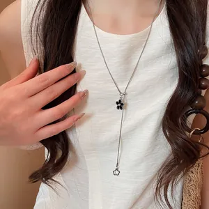 Dettaglio ravvicinato dell'elegante pendente a fiore di perla nera su una catena d'argento
