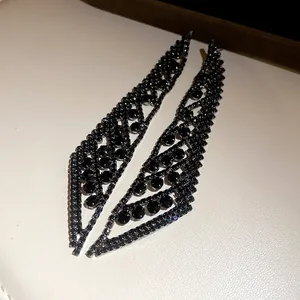 Élégantes boucles d'oreilles pendantes en forme de feuille avec strass noirs et argent