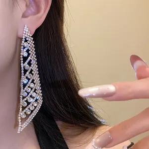 Élégantes boucles d'oreilles à pampilles en strass avec finition étincelante vue détaillée