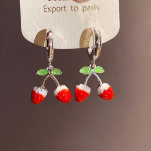 Pendientes colgantes de fresa esmaltada con aros de plata y un diseño dulce y elegante