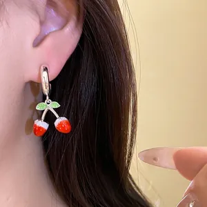 Pendientes colgantes de fresa esmaltada con aguja de plata para mujer a la moda