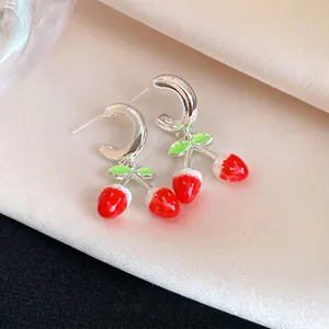 Elegantes pendientes de aro de plata con lindos colgantes de fresas esmaltadas