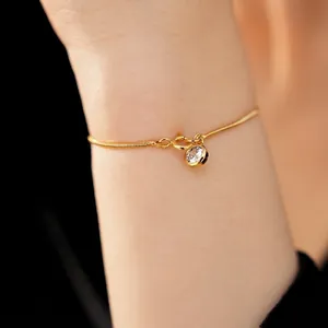 Eleganz in 18k vergoldetem Armband mit einem funkelnden runden Zirkonia Anhänger