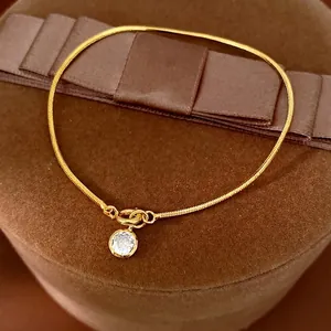 Minimalistisches Armband aus 18 Karat Gold mit einem runden Anhänger aus Zirkonia-Stein