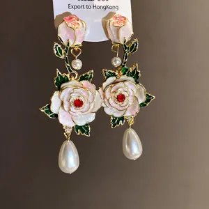 Boucles d'oreilles vintage en émail rose avec perles poires et design rétro élégant