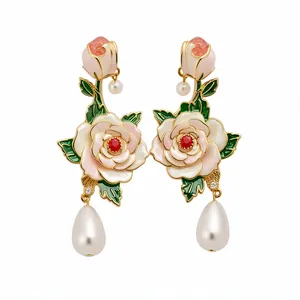 Boucles d'oreilles vintage fleurs et perles avec émail rose et gemme rouge