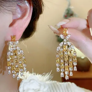 Orecchini a Bottone con Nappina in Zirconia con Perno in Argento Eleganti Gioielli in Rame a Goccia d'Acqua per Donna