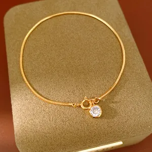 Elegantes 18 Karat vergoldetes Schlangenkette-Armband mit funkelndem runden Zirkonia.