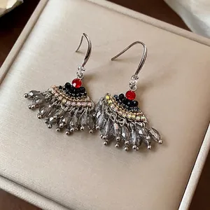Boucles d'oreilles ethniques vintage élégantes avec strass et pompons de perles.