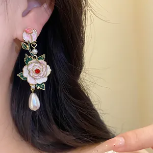 Magnifiques boucles d'oreilles fleurs vintage avec émail rose et élégante perle pendante