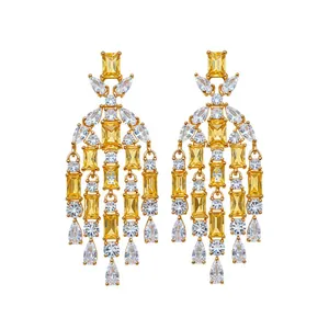 Eleganti orecchini a nappa con zirconi gialli e trasparenti con tagli quadrati e goccia.
