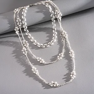 Détail du collier de perles de verre multicouche avec perlage complexe et chaîne argentée