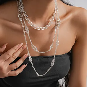 Vue détaillée d'un collier élégant à plusieurs rangs de perles de verre porté par un mannequin