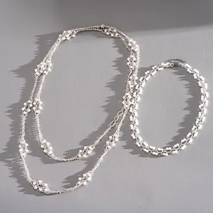 Vue détaillée du collier double rang en perles de verre blanches avec fermoir magnétique