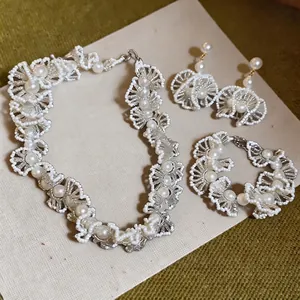 Élégante parure de bijoux en perles vintage avec collier de dentelle bracelet et boucles