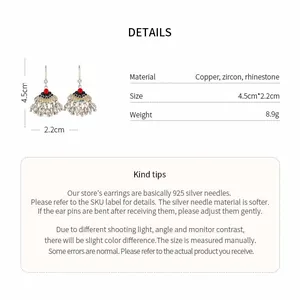 Vue détaillée de boucles d'oreilles vintage à pampilles avec infos sur le cuivre et le zircon.