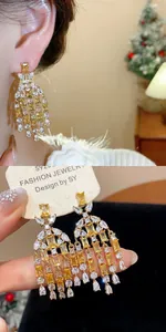 Dettaglio di eleganti orecchini a nappa in argento S925 con zirconi gialli e bianchi