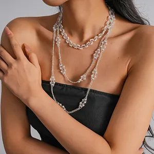 Gros plan élégant d'un collier de perles en verre à double rangée avec un fermoir magnétique