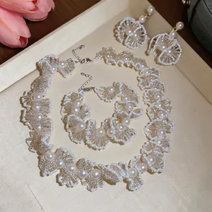 Vue détaillée d'un ensemble de bijoux vintage français : collier, bracelet et boucles d'oreilles.