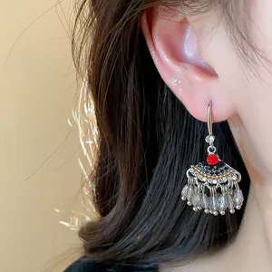 Gros plan détaillé de boucles d'oreilles vintage style ethnique avec strass et perles