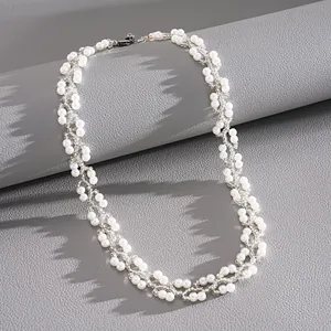Gros plan d'un collier à double rangée de perles de verre avec fermoir magnétique.