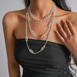 Détail d'un collier de perles en verre élégant porté par un mannequin en robe noire