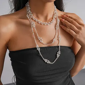 Vue détaillée d'un collier élégant à double rang en perles de verre avec fermoir aimanté
