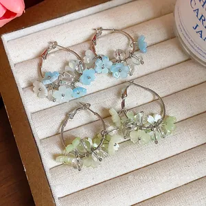 Orecchini a cerchio con fiori in resina e aghi in argento nei colori azzurro e verde