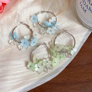 Orecchini a cerchio con fiori in resina e ago in argento nei colori blu e verde pastello