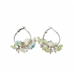Eleganti orecchini a cerchio in argento con fiori in resina pastello e ciondoli