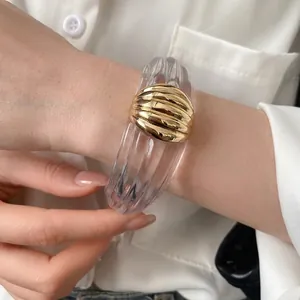 Schicker transparenter Harz-Armreif mit strukturiertem goldfarbenem Metallakzent