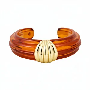 Bernsteinfarbenes transparentes Harz-Armband mit goldener Muschel-Akzentuierung