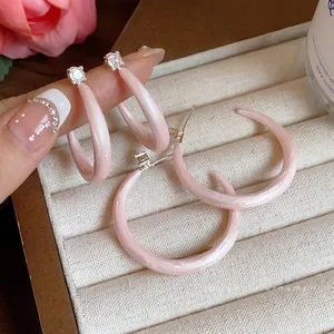 Elegantes pendientes de aro en forma de C de esmalte rosa con circonitas en bandeja