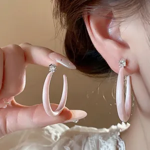 Pendientes de aro en forma de C de esmalte rosa dulce con circonitas brillantes