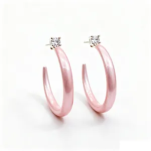 Elegantes pendientes de botón en forma de C de esmalte rosa con circón y aguja de plata