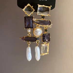 Orecchini geometrici vintage con perle e cristalli viola in una montatura d'oro lusso
