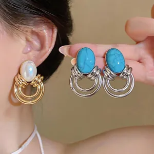 Eleganti orecchini vintage design con turchese e perle e anelli metallici geometrici