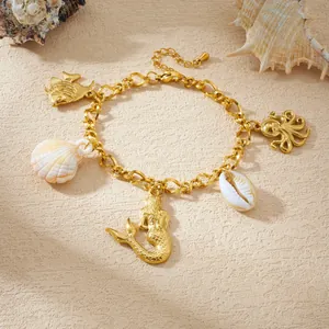 Bracelet à breloques en acier inoxydable doré avec détails de sirène, poisson et coquillage.