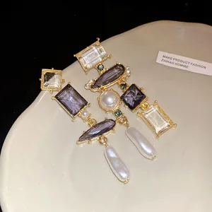 Dettaglio ravvicinato di orecchini vintage stile palazzo con perle e cristalli