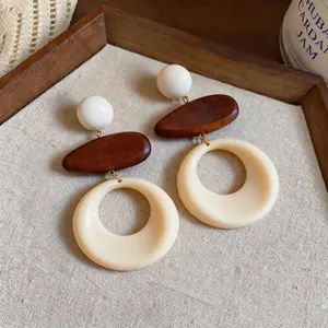 Eleganti orecchini retrò in legno e acrilico crema per un look da vacanza