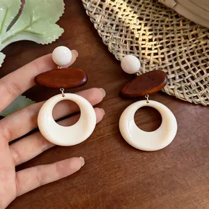 Orecchini a cerchio geometrici vintage fatti a mano in legno e resina stile vacanza