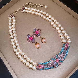 Set di collana di perle vintage a doppio filo con ciondolo floreale e orecchini