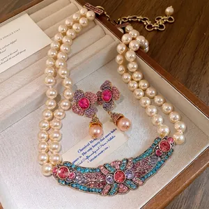 Elegante set vintage: collana di perle a doppio filo e orecchini a fiori con cristalli