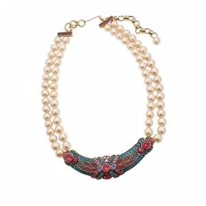 Collana di perle vintage a doppio filo con un ciondolo in strass colorati elegante.