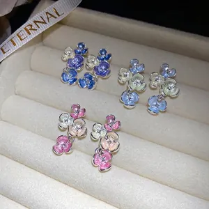 Eleganti orecchini a lobo a fiore stile coreano con piccoli strass in smalto colorato.